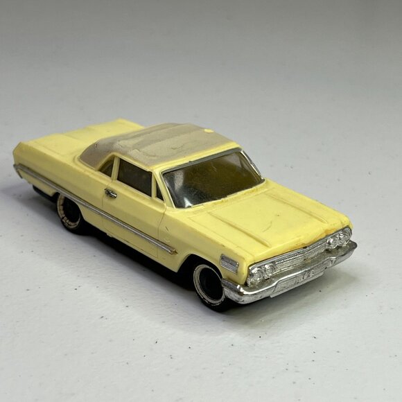 Vintage Ideal 1966 Chevy Impala Plastic Model Car Yellow - Damaged Roof - Picture 4 of 11